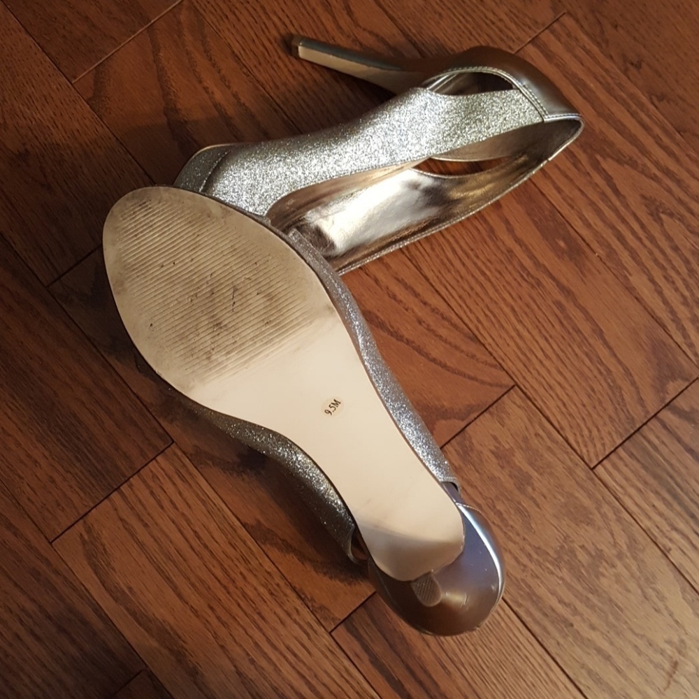GOLD Alfani heels. - Picture 2 of 7